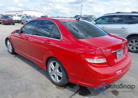 2010 Mercedes-Benz C 300 Luxury/Sport z USA, uszkodzony, nr VIN WDDGF5EB1AF431858